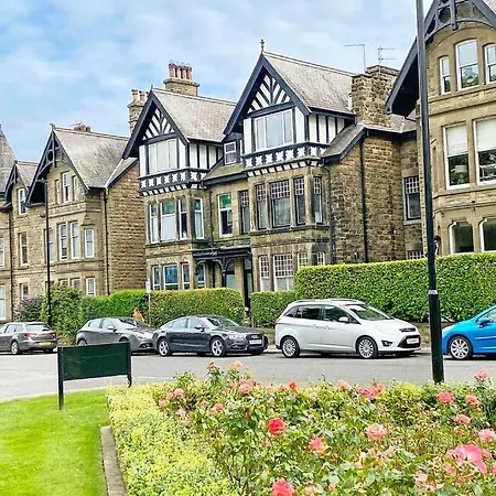 Garden Mews - 2 Double Bedrooms - *